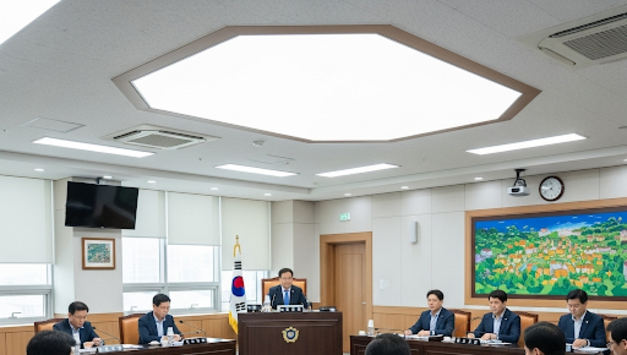 세종시의회 견학 중 초등생 대상 부적절한 신체 접촉 및 정치 공방 논란