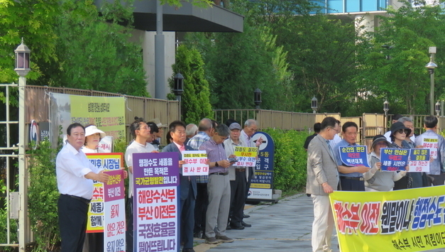 시민은 거리에서 외치는데 ,의원은 하늘 위 비즈니스석인가