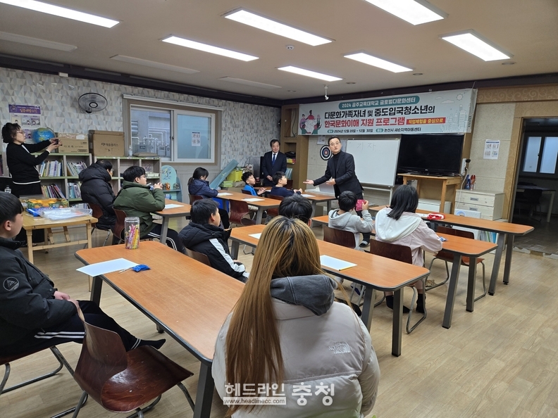 강의하는 임용태 기자(우)와 강의를 지켜보는 박찬석 센터장(좌)