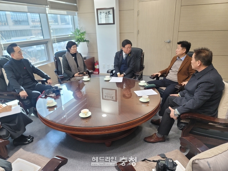 세종CEO언론협회와 신년 인터뷰 중인 최교진 교육감(중앙)과 박승철 회장 (미래세종일보)