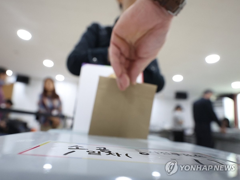 21대 대선 사전투표 첫날, 투표하는 유권자 연합뉴스제공
