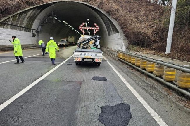 세종특별자치시가 봄철 기온 상승에 따라 해빙 등으로 발생한 도로 파임(포트홀)을 보수하고 주요 간선도로를 재포장하는 등 도로 환경을 정비한다.