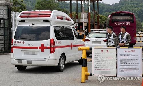 응급차량 들어가는 32사단 21일 오전 세종에 위치한 육군 제32보병사단 정문으로 응급차량이 들어가고 있다. 이날 육군 제32보병사단 신병교육대에서 훈련 도중 수류탄이 터져 훈련병 1명이 숨지고, 부사관 1명이 중상을 입었다. 2024.5.21 psykims@yna.co.kr