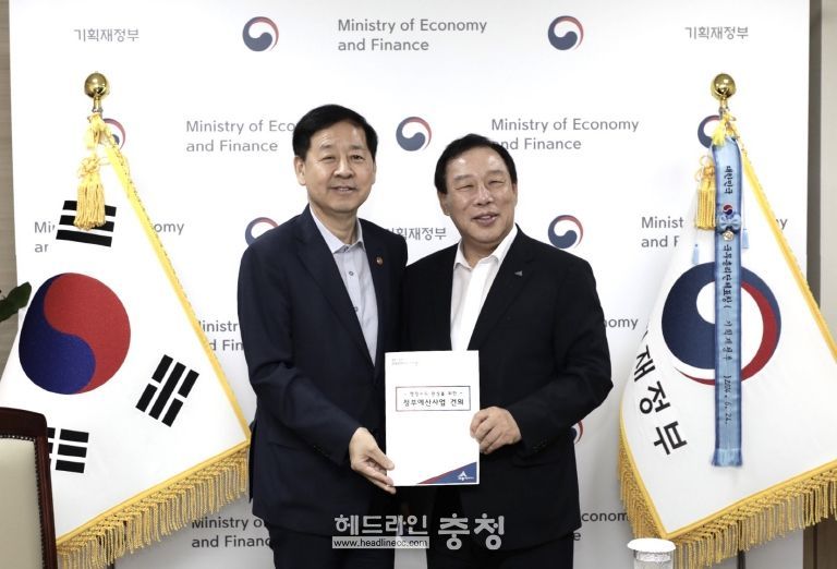 왼쪽부터 구윤철 경제부총리, 최민호 시장1(예산담당관)