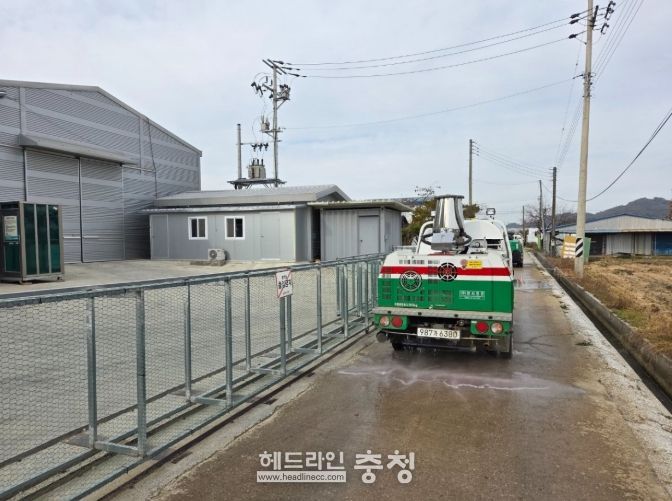 1. 천안시가 고병원성 조류인플루엔자(AI) 확산 방지를 위해 소독을 실시하고 있다.