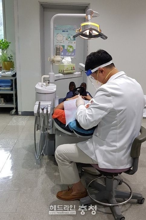 1. 천안시가 저소득층을 대상으로 구강검진을 지원하고 있다.