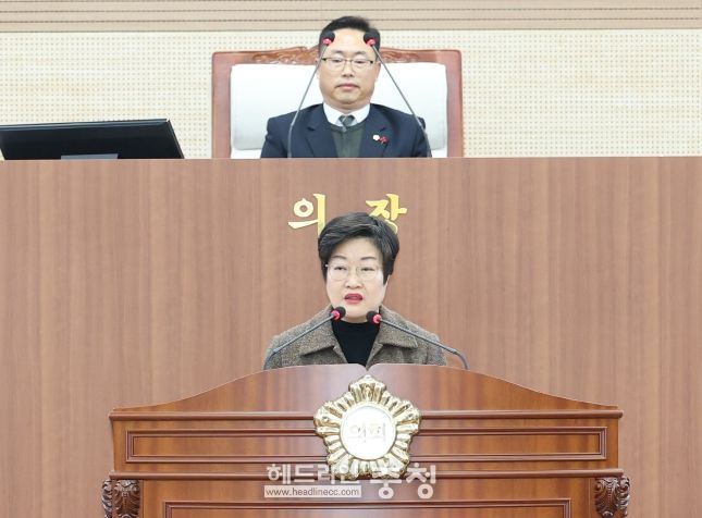 제264회 임시회 제1차 본회의에서 ‘충남·대전 행정통합 추진 촉구 결의안‘을 김희영 의원이 제안 설명하고 있다.