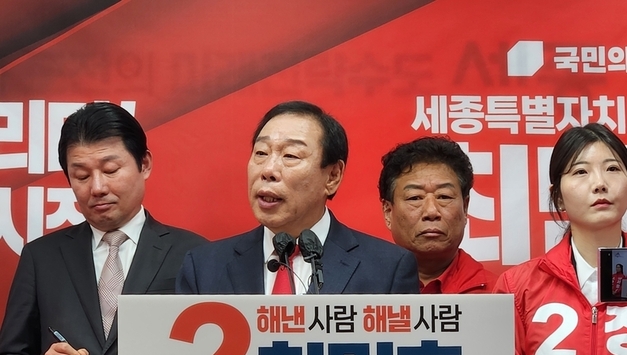 예비후보 등록 마친 최민호 세종시장, "시민 속으로…세종 종주 100km 대장정 돌입"