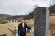 최민호 세종시장 후보, 출마 선언 후 청양 故 이완구 묘역 찾아 '결전 의지'