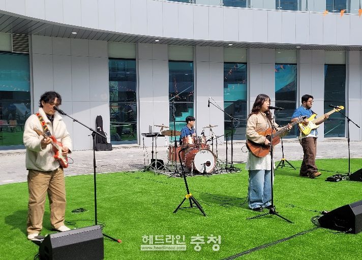 4월 11일(토)에 개최된 인디밴드 ‘그린(GR2N!)’의 감성적인 라이브 공연 모습